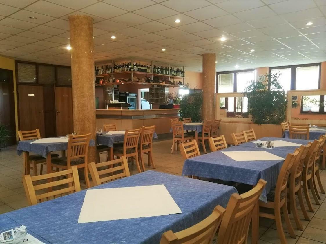 מלון Grabrovnik Kavana I Sobe Monika מראה חיצוני תמונה